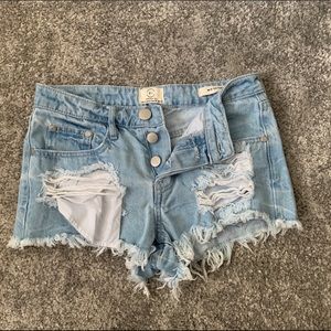LIGHT DENIM FRAYED SHORTS